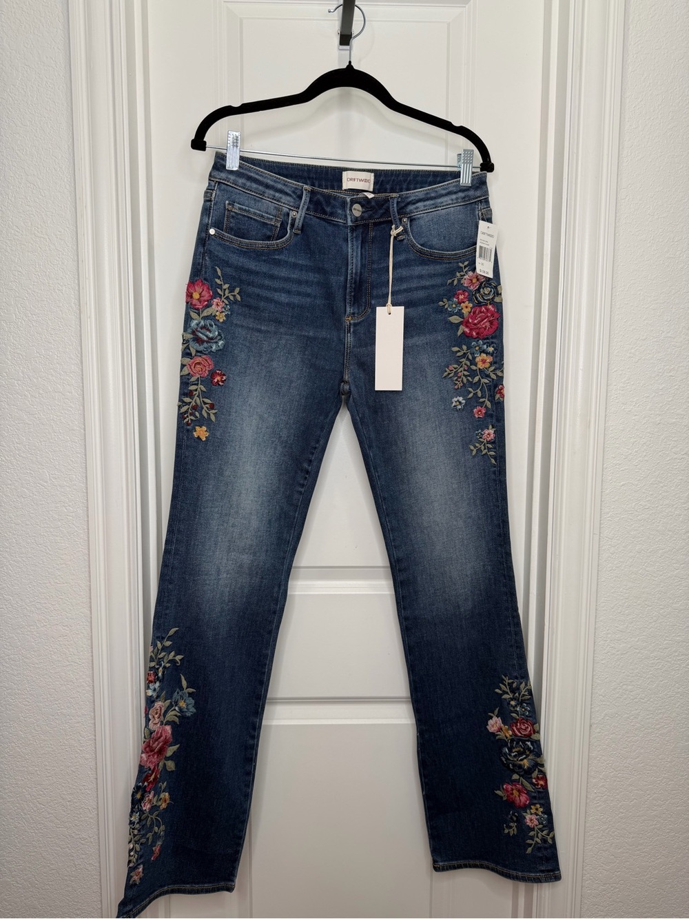 Driftwood Floral Embroidered‎ Bootcut Jeans Sz 30 NWT!